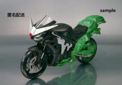 街を駆け抜ける「仮面ライダーW サイクロンジョーカー」を