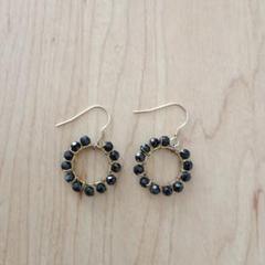 黒ビーズ ピアス