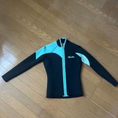 5回前後シュノーケリングで使用しています。ハンガー保管していたため跡があります。 5回前後シュノーケリングで使用しています。ハンガー保管してい