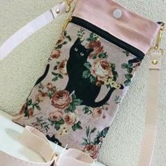 ハンドメイド　黒猫さんと薔薇　　　　　　　　スマホポーチ　ショルダー