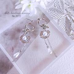 No.3572　シルバービジューフラワーとチャームのロング　ピアス/イヤリング