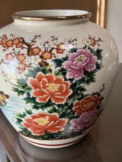 手描き陶器花瓶 花と鳥デザイン 手描き花鳥デザインの陶器花瓶 （有田焼 陶芸家 藤井錦彩作