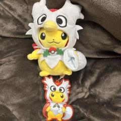 デリバードのポンチョを着たピカチュウ　ぬいぐるみ