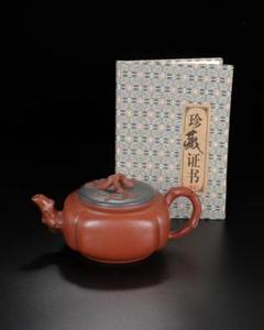 宜興  紫砂壷 周桂珍梅花壺  工芸品 美術品 置物 中国古美術・双色梅花紫砂壺・底款：周桂珍紋・宜興原鉱・清水泥