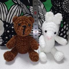 手編みクマとウサギのぬいぐるみ