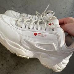 FILA ハートロゴスニーカー　新品未使用　25cm FILA ハートロゴ ホワイトスニーカー - メルカリ