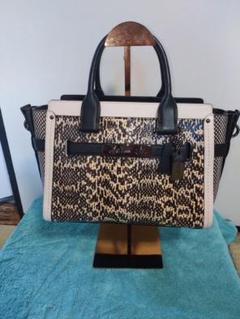 美品✨COACH ワンショルダー バッグ キャンバス シグネチャー タッセル 公式】COACH – コーチ シグネチャー コレクション レディース&メンズ