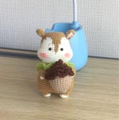茶色のリスのあみぐるみキーホルダー付き