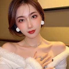 ♥️新商品♥️人気　レディース 　ピアス　ホワイト　おしゃれ　フラワー　海外
