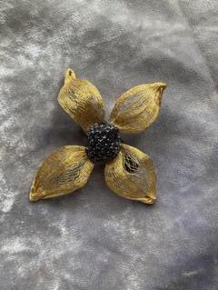 コレットマルーフ ヘアアクセサリー 金色と黒の花型ブローチ