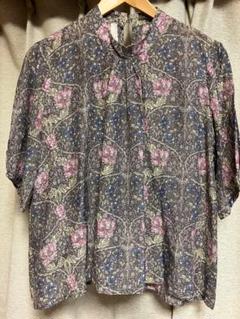 LIBERTYリバティー花柄タック入り半袖ブラウスグレー