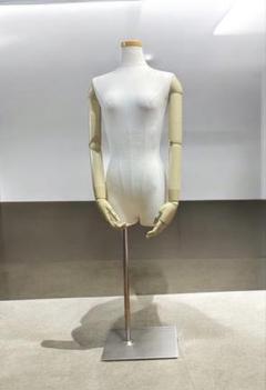 ミドルエイジの女性トルソーマネキンレアな体型金属台座と2本脚