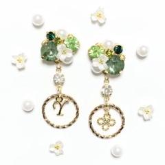 【13F】イニシャルチャームのフラワービジューピアス/イヤリング