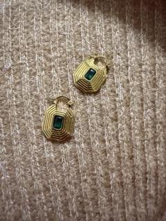 ゴールド エメラルドグリーン 八角形ピアス