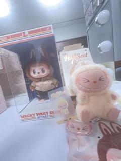 本日限定‼️ Wacky Mart ぬいぐるみペンダント　店員ラブブ