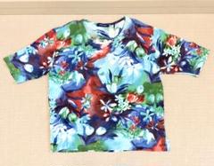 フラワープリント 半袖Tシャツ　スリット　シワになりにくい