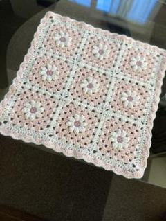 ハンドメイド　お花モチーフ編み　グラニースクエア　マルチカバー　シェルピンク