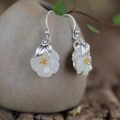 花デザインのホワイトピアス