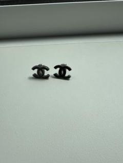 週末限定　シャネル　CHANEL シルバー ロゴピアス　ブラックのサムネイル