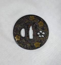 真鍮に金象嵌　鍔 菖蒲と草花　雅な八つ橋模様 真鍮に金象嵌鍔 菖蒲と草花雅な八つ橋模様