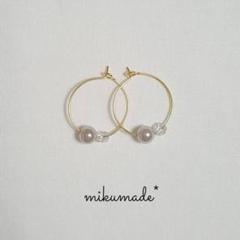 パールとクリスタルのフープピアス シャンパングレー