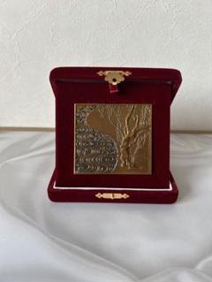 造幣局金属工芸品　紅梅図 造幣局「紅白梅図」青銅章牌の紹介 | 金銀砂子・造幣局の金属