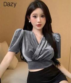 SHEIN DAZY Vネックオーバーラップデザイン Tシャツ