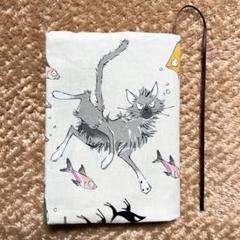 【文庫本サイズ】アレキサンダーヘンリー ダイバーキャット柄 ブックカバー