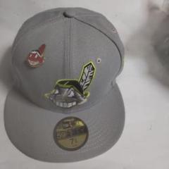 59FIFTY グレーキャップ 7 3/8パッチ黒色、縁取り黄色、ツバ裏黒色