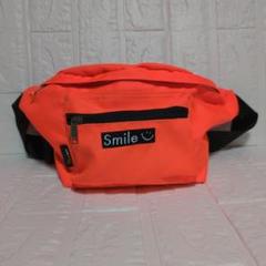 Smileロゴ付きオレンジボディバッグ