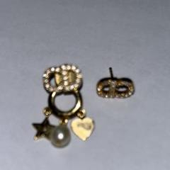 値下げしました⭐︎Dior ピアス 片耳のみ⭐︎ Dior 星と蜂デザイン ゴールドピアス（片耳のみ） - メルカリ
