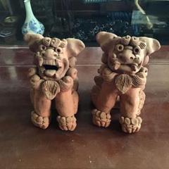 沖縄　シーサー　手捻り　素焼き　作家物　置物　2体 沖縄 シーサー 手捻り 素焼き 作家物 置物 2体 - メルカリ