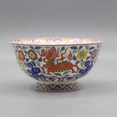 麒麟紋の賞盤 美品 景徳鎮 陶磁器 装飾品 工芸品 美術品 置物 清乾隆斗彩麒麟碗 景徳鎮 陶磁器 装飾品 現代工芸品 美術風 置物