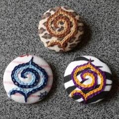 ブローチ3点(ヘアゴムorくるみボタン) アイヌ刺繍