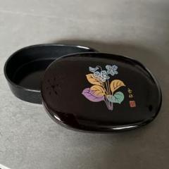 花柄の黒い漆塗り収納箱