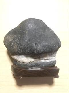天然水石 黒色 不規則形状 木製台座付き 鑑賞石 自然石 天然石 鉱物 置物 天然石 水石 黒色 丸形 木製台座付き - メルカリ