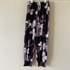 新品　美品　花柄サルエルパンツ 黒