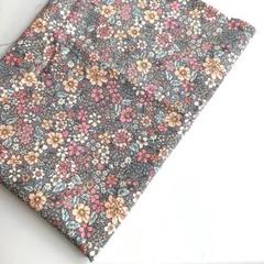 布　大人可愛い小花柄　グレーベース　はぎれ　75×50cm 落ち着いた花柄のサムネイル