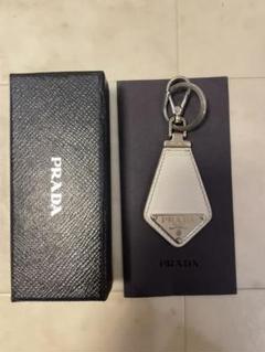新品☆PRADA(プラダ)キーホルダー Black - メルカリ 新品☆PRADA(プラダ)キーホルダー Black - メルカリ