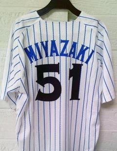 横浜横浜ベイスターズ 51 宮﨑 敏郎  復刻GET THE FLAG! ユニL GET THE FLAG！SERIES 2023ポスターカード」が登場！ ｜ 横浜