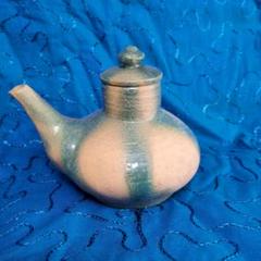 青とベージュの陶器ポット