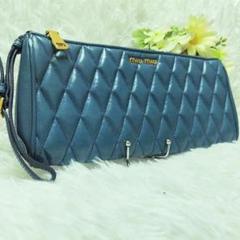 美品✨ミュウミュウ♡クラッチバッグ　キルティング　ハンドストラップ　ゴールド金具 美品✨ミュウミュウ♡クラッチバッグキルティングハンド