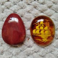 赤色卵型ルース 船の彫刻付き