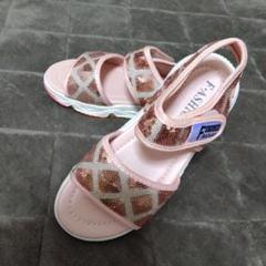 ピンク ストラップ付きサンダル