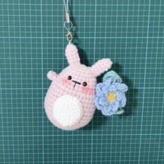 花を持っているウサギ あみぐるみ ハンドメイド キーホルダー チャーム