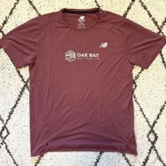 New Balance メンズM OAK BAY Tシャツ バーガンディ