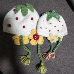 ハンドメイド　いちごと花のニット帽子2個セット