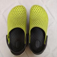crocs イエロー ブラック サンダル