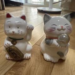 招き猫、2個セット 小判と水晶風の玉を持っています。