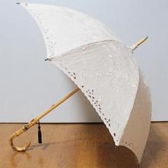 新品 可憐花柄刺しゅう タッセル飾り バンブーハンドル 晴雨兼用傘 アイボリー 新品 可憐花柄刺しゅう タッセル飾り バンブーハンドル 晴雨兼用
